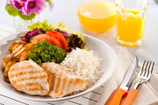 Aprenda como montar um prato saudável na sua refeição