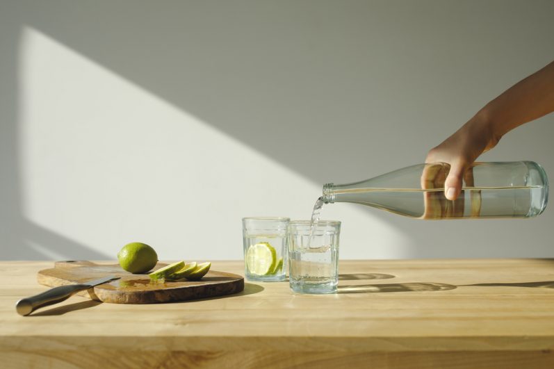 5 benefícios de beber água com limão em jejum