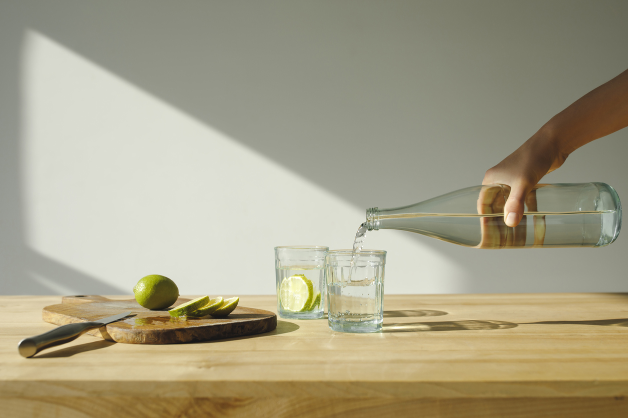 5 benefícios de beber água com limão em jejum | Blog – Super Gentil